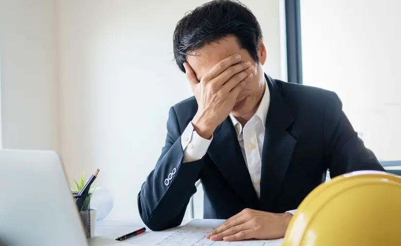 DXの悩みを抱えるビジネスマン